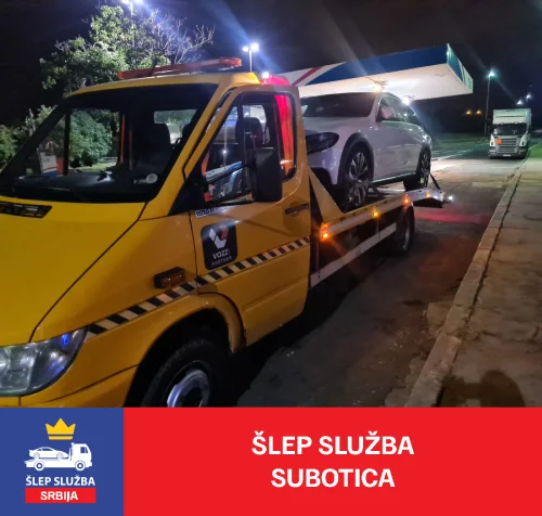 Šlep služba u Subotici prevozi beli automobil.